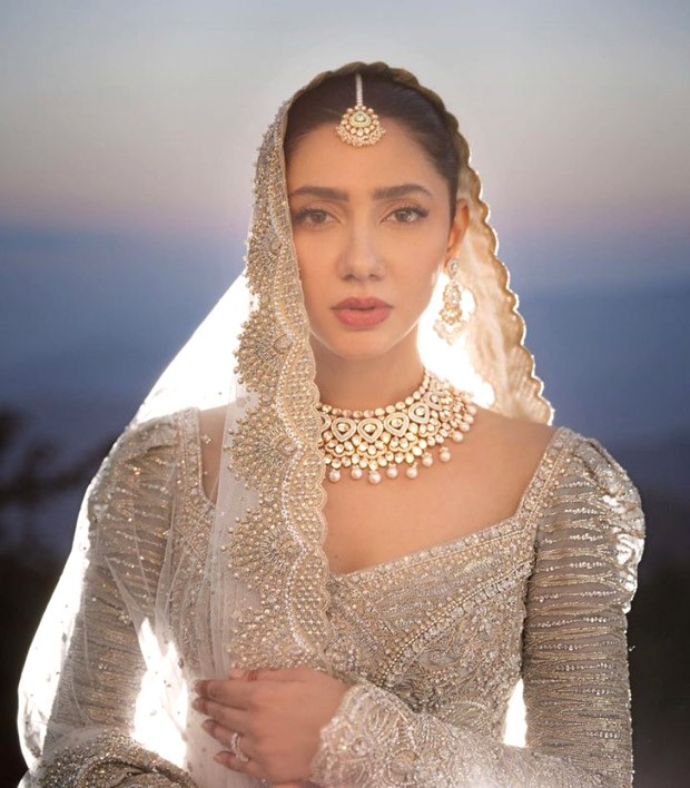Mahira Khan- Really a Simple Wedding? Mahira khan Stuns Everyone With Lehenga Cost 35 lakh 